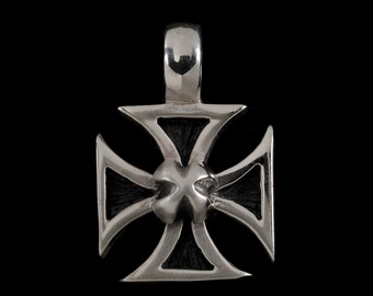 Nail Head Maltese Cross Pendant 6428S