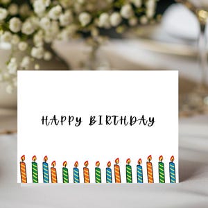 Carte de joyeux anniversaire imprimable, taille 5 x 7 pouces pliée, blanche avec des bougies d'anniversaire colorées, téléchargement immédiat, fichier PDF non modifiable