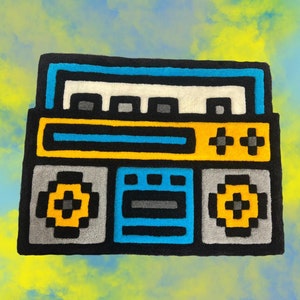 Retro Pixel Radio – Handgefertigter Tufting-Teppich im Blau-, Gelb- und Schwarzstil, Rug Clinic