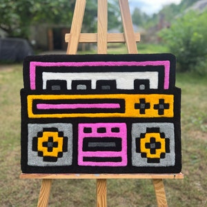 Rosa und gelbes Pixel Retro-Radio Stereo, Tonbandgerät Tufting-Teppich, Rug Clinic