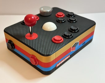 Controlador arcade retro USB, tapa negra, joystick Sanwa con trackball giratorio y placa de identificación personalizada.