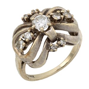 Anillo de lazo vintage de oro blanco de 14 k con diamantes