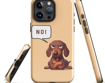 Könnte beinhalten: Beige Handyhülle mit einem Cartoon-Dackel mit verschränkten Armen und einem wütenden Gesichtsausdruck. Eine Sprechblase über dem Hund sagt "NO!". Die Hülle hat einen goldfarbenen Rahmen und schwarze Akzente, mit sichtbaren Kameralinsen.