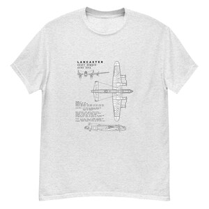 Puede incluir: Camiseta gris claro con un esquema en blanco y negro detallado de un bombardero pesado Lancaster. El diseño incluye múltiples vistas del avión y el texto "Lancaster Heavy Bomber AVRO 1942".