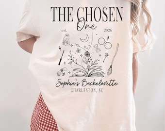 The Chosen One vrijgezellenshirt, T-shirt van haar magische leger, shirt tovenaar bruid, magisch bruidsfeestcadeau, comfortkleuren tovenaars-shirt