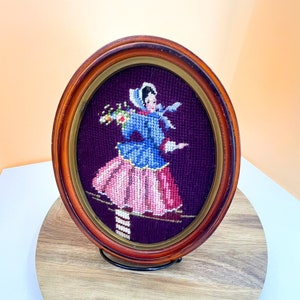Vintage Framed Needlepoint Wall Hanging - Oval Wall Frame - Country Farmhouse Embroidery