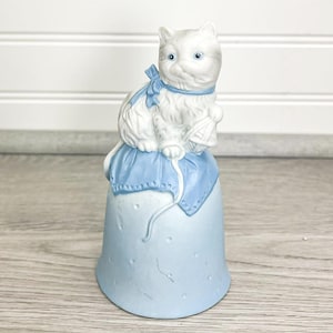 Ceramiczna figurka kota w kształcie dzwonka - biała figurka kota - niebieski dzwonek z kotem