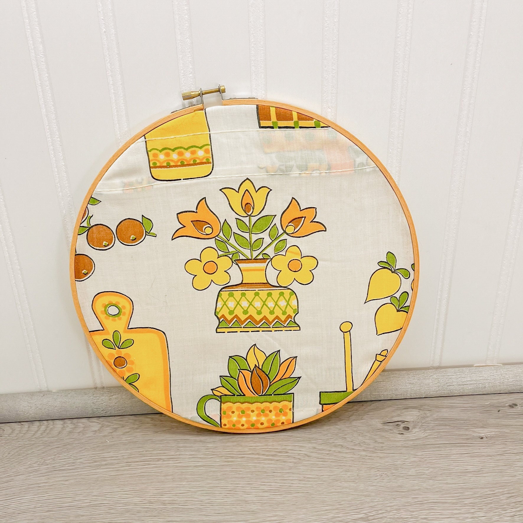 ヴィンテージフローラルファブリック刺繍フープ壁掛け（10インチ