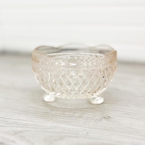 Vintage Light Pink Depression Glass bowl - Pink Crystal Bowl - Midcentury Pink Glass - Vintage MCM Pink Bowl