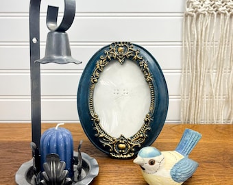 Ensemble vintage de vignettes bleues : cadre floral, bougeoir, figurine d'oiseau