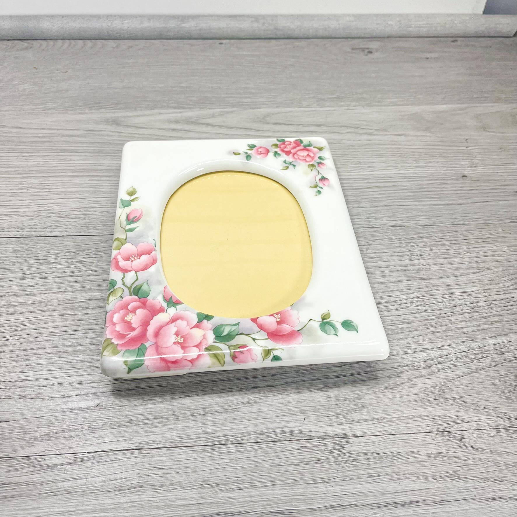 ヴィンテージホワイトセラミックフォトフレーム：ピンクの花柄コテージ