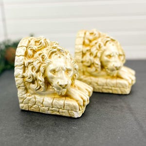 Vintage Pearl Chalkware Lion Bookends: Art Deco Shelf Decor
