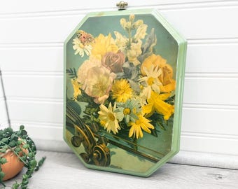 Estampado floral vintage sobre madera verde: Arte de violín y mariposa