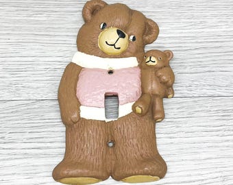 ヴィンテージテディベアのライトスイッチカバー：1980年代の子供部屋の