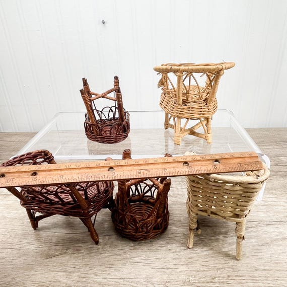Ensemble De Mobilier Miniature Rotin/osier - Table Et 2 Chaises Pour Poupée - Vintage Années 70