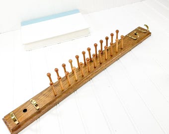 Vintage houten stropdasrek: 24 pinnen en messing haken, sieradendisplay
