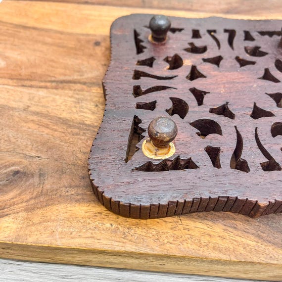 ヴィンテージの花柄彫刻が施された木製鍋敷き：1960年代のホーム