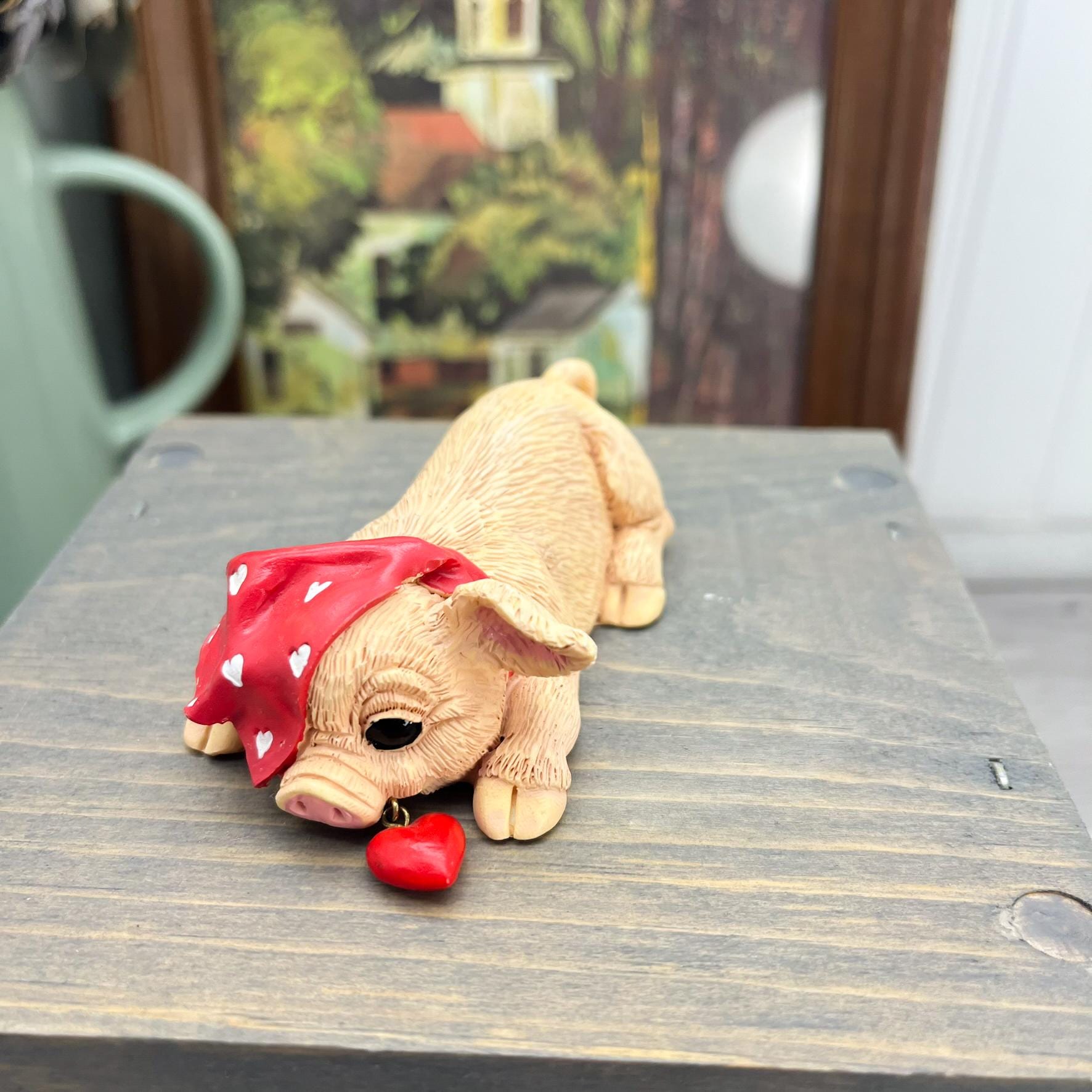 ヴィンテージの擬人化陶器製豚の置物、赤いスカーフとハートのチャーム