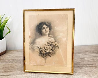 Fotografía vintage de una mujer en marco de latón de 8 x 10