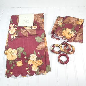 Vintage Floral Maroon Tablecloth Set - Retro Napkin Rings & Napkins