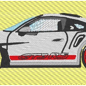 Puede incluir: Un coche deportivo Porsche 911 GT3 RS blanco con ruedas rojas y una franja negra y roja en el lateral. El coche tiene un gran alerón trasero y un alerón negro.