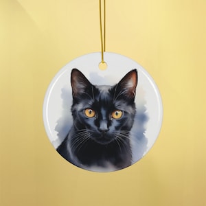 Adorno de gato negro para fiestas y árboles de Navidad. Ilustración de acuarela de un gato negro brujo sobre un adorno de cerámica.