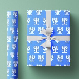 Rotolo di carta da regalo per Hanukkah, stampa e motivo Menorah blu e bianco, grazioso design unico per la carta da regalo per le feste per Chanukkah