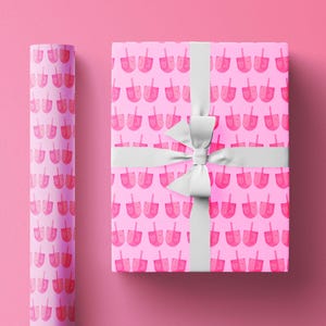 Rotolo di carta da regalo per Hanukkah, stampa e motivo Dreidel rosa, graziosa carta da regalo per le feste con illustrazioni di Dreidel rotanti, design femminile