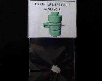 May include: A small, white plastic component is visible in a clear plastic bag. Above, a card displays a green illustration of a fluid reservoir with the text "SPINNEYWORLD" and "1:24TH 1.5 LITRE FLUID RESERVOIR". The background is black.