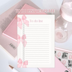 Puede incluir: Una plantilla de lista de tareas rosa con un diseño de lazo. Las palabras "To do list" están en la parte superior, con líneas y casillas de verificación debajo. Las palabras "TO DO LIST TEMPLATE" están en la parte superior. Un libro y un bolígrafo rosas están en el fondo.