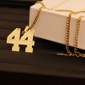 Collana con numero inciso personalizzato con catena, ciondolo con numero sportivo personalizzato con qualsiasi nome, collana con numero di giocatore di una squadra sportiva