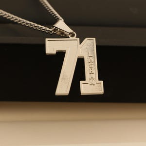Collana con numero inciso personalizzato con catena, ciondolo con numero sportivo personalizzato con qualsiasi nome, collana con numero di giocatore di squadra sportiva, Natale