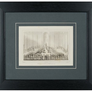 Puede incluir: Grabado en blanco y negro enmarcado en un marco negro con un passe-partout gris. Representa una asamblea en una sala con columnas. El título del grabado está en francés.