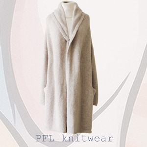 Könnte beinhalten: Eine beigefarbene, offene Strickjacke mit Schalkragen und zwei Seitentaschen, getragen über einem weißen Rollkragenpullover. Der Text PFL knitwear ist unten in der Mitte des Bildes in Blau aufgedruckt.