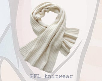 Può includere: Una sciarpa di maglia a costine bianca. PFL knitwear.
