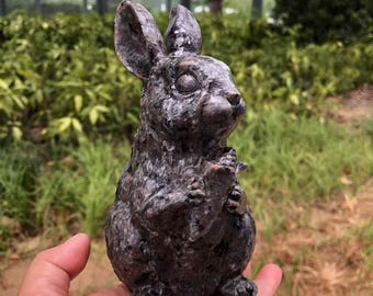 Escultura de conejo de piedra yooperlita brillante de 15 cm: espécimen mineral fluorescente natural reactivo a los rayos UV para decoración y colección.