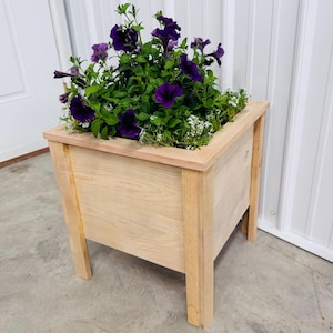 Handcrafted Cedar Planter Box: Customizable Outdoor Garden Planter (15.5x15.5x16)