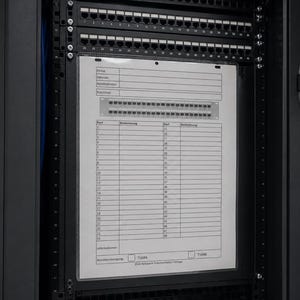 Peut inclure: Une armoire de serveur noire contenant un panneau de brassage réseau avec de nombreux ports et une feuille de documentation blanche fixée à l'avant. La feuille présente un tableau imprimé avec des colonnes pour les numéros de port et descriptions.