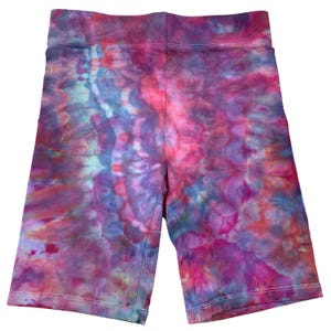 Kleine ice dye bikershort, tie-dye bikeshort met hoge taille van stretchkatoen met lange binnenbeenlengte van 8 inch, boho tie-dye loungewear - dream berry