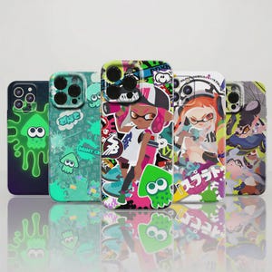 Op de afbeelding: Vijf smartphonehoesjes met ontwerpen in Splatoon-thema. De hoesjes tonen diverse kleurrijke afbeeldingen, waaronder patronen met inktspatten, stripfiguren met roze haar en groene inktvispictogrammen, allemaal met camera-uitsparingen.