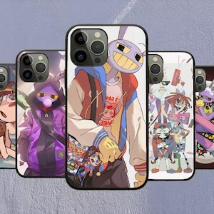 Puede incluir: Una colección de cinco fundas para smartphone con coloridas ilustraciones de estilo anime. Los diseños incluyen personajes con piel morada, orejas de conejo y ropa vibrante, como una chaqueta universitaria y una sudadera con capucha morada, sobre varios fondos.
