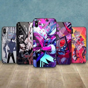 Peut inclure: Cinq coques de téléphone avec des motifs de personnages de dessins animés colorés. Les coques présentent divers personnages aux couleurs vives, notamment rose, violet, bleu et rouge. Les motifs sont détaillés et accrocheurs, avec une finition brillante.