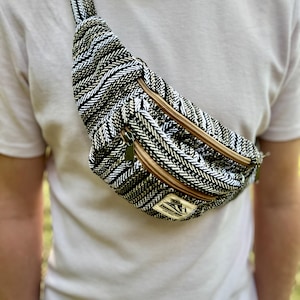 Pochete escura | Bolsa boho em tons terrosos | Mochila étnica artesanal para festivais