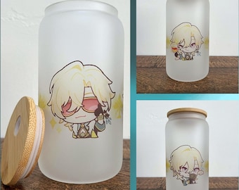 Puede incluir: Tres tarros de vidrio esmerilado con tapas de bambú. Cada tarro presenta un personaje de dibujos animados diferente con cabello amarillo y una camisa blanca. El personaje de la izquierda lleva gafas de sol y un collar de oro. El personaje del medio sostiene una copa de vino. El personaje de la derecha sostiene un libro.
