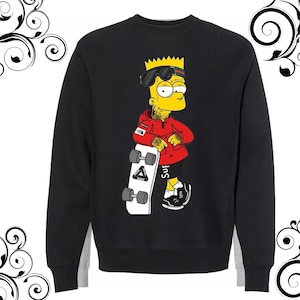 Könnte beinhalten: Schwarzes Sweatshirt mit einer gelben Comicfigur, die ein Skateboard hält. Die Figur trägt eine rote Jacke, schwarze Shorts und ein schwarz-weißes Bandana. Das Skateboard hat ein weißes Deck mit einem schwarzen Dreieck und dem Wort "Surf" darauf.