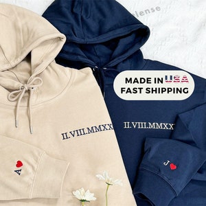 Aangepaste geborduurde hoodie met Romeinse cijfers - cadeau voor koppels - gepersonaliseerde cadeaudatum hoodie initiaal op mouw - verlovingen, cadeau 1e verjaardag