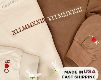 Sudadera con capucha personalizada con números romanos bordados, sudadera con capucha personalizada con inicial en la manga, regalo de compromiso y regalo de primer aniversario.