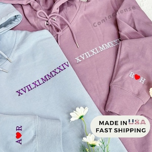 Op maat gemaakte hoodie met geborduurde Romeinse cijfers, gepersonaliseerde cadeau-hoody met initiaal op mouw, verlovingscadeau en 1e verjaardag