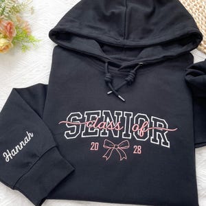 Aangepaste geborduurde seniorenhoodie, gepersonaliseerde flirtstrik senior teamshirts, senior zonsopgang, klasse van 2026, senior cheer cadeau
