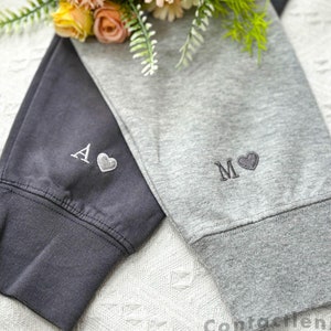 Sudadera con corazón con inicial bordada personalizada, sudaderas con capucha para parejas, inicial en la manga, camisa para parejas, aniversario, día de San Valentín, regalos de Navidad